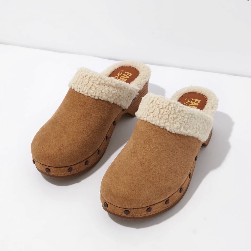 Farylrobin Cozy Tan Shearling Clogs